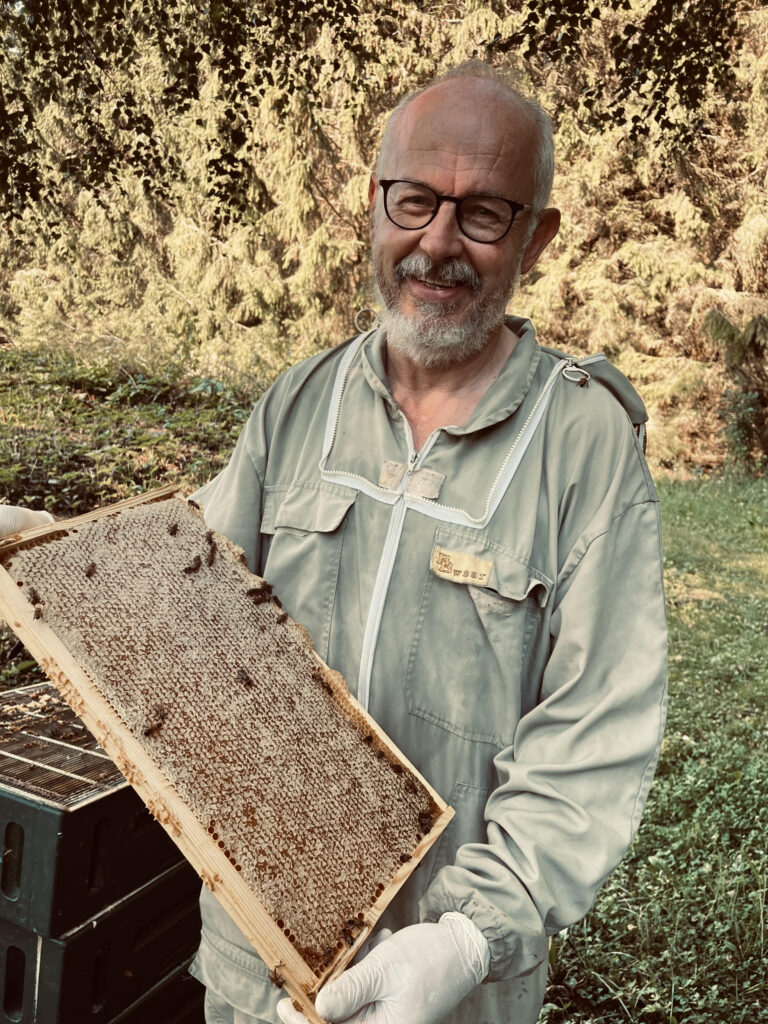 un hombre con un panal en la mano