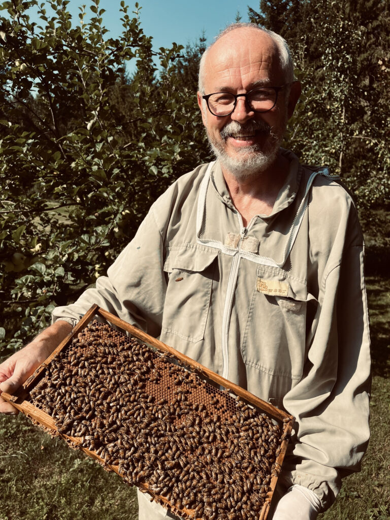 Jaanus Tull tenant un cadre de couvain operculé